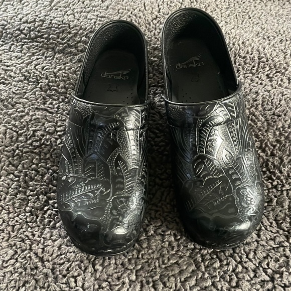 Dansko Professional Black Antique Tooled clog size 39 / 8.5 minor wear - Picture 1 of 7